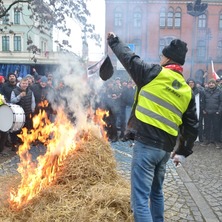 Protest rolników. Zapłonęły opony pod urzędem <font color=