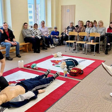 Szkolenie udzielania pierwszej pomocy. Strażacy edukacyjnie w SP nr 1