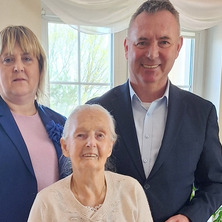 Wyjątkowy jubileusz Pani Anieli. Wizyta Wójta gminy z życzeniami