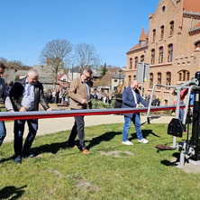 Uroczystość w szkole. Oficjalne otwarcie siłowni plenerowej