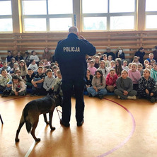 Bezpieczne ferie w Koronowie. Policja, WOPR i strażacy spotkali się z uczniami