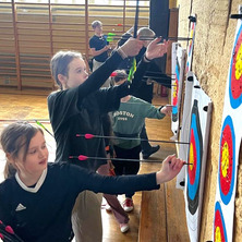 Ferie z łucznictwem. Treningi trwają w najlepsze – dołącz i spróbuj swoich sił