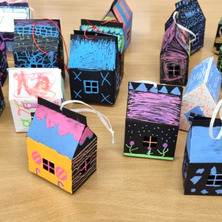 Kolorowa zabawa podczas ferii. Dzieci tworzyły fluorescencyjne domki