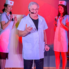 Białe Błota bawiły się z „Doktorem Miłością”. Wieczór pełen śmiechu i muzyki